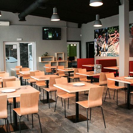 Mundaka Hostel & Sports Cafe Экстерьер фото