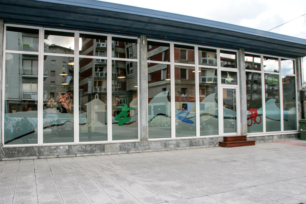 Mundaka Hostel & Sports Cafe Экстерьер фото
