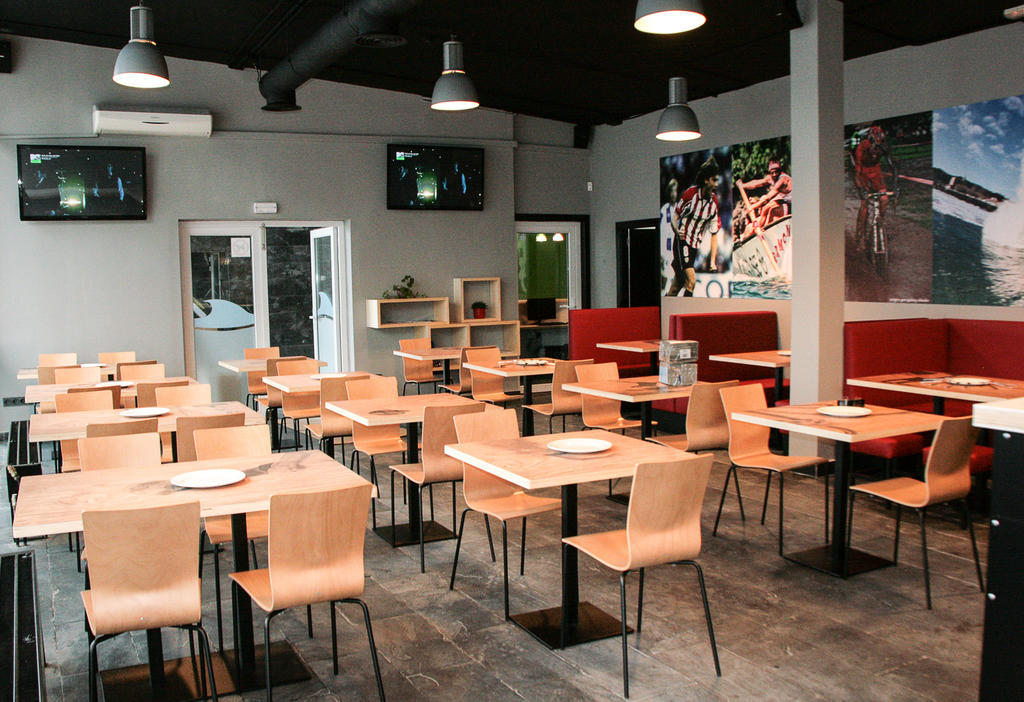 Mundaka Hostel & Sports Cafe Экстерьер фото